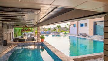 Una piscina al aire libre