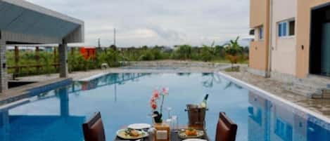 Una piscina al aire libre