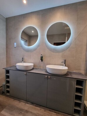 Chuveiro, secador de cabelo, toalhas de banho, sabonete