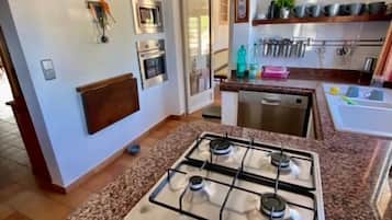 Jääkaappi, mikroaaltouuni, uuni, astianpesukone