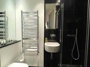 Shower, hair dryer, towels, soap - Le Cheval Suite - Chelsea (London)