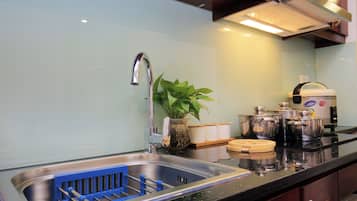 Refrigerador, placa de cocina, utensilios de cocina