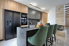 Refrigerador, microondas, horno, lavavajillas