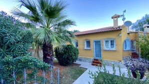 A yellow building with blue windows and a red-tiled roof. - Villa Canoa-3-d vistas al mar , piscina MT003 (Denia)