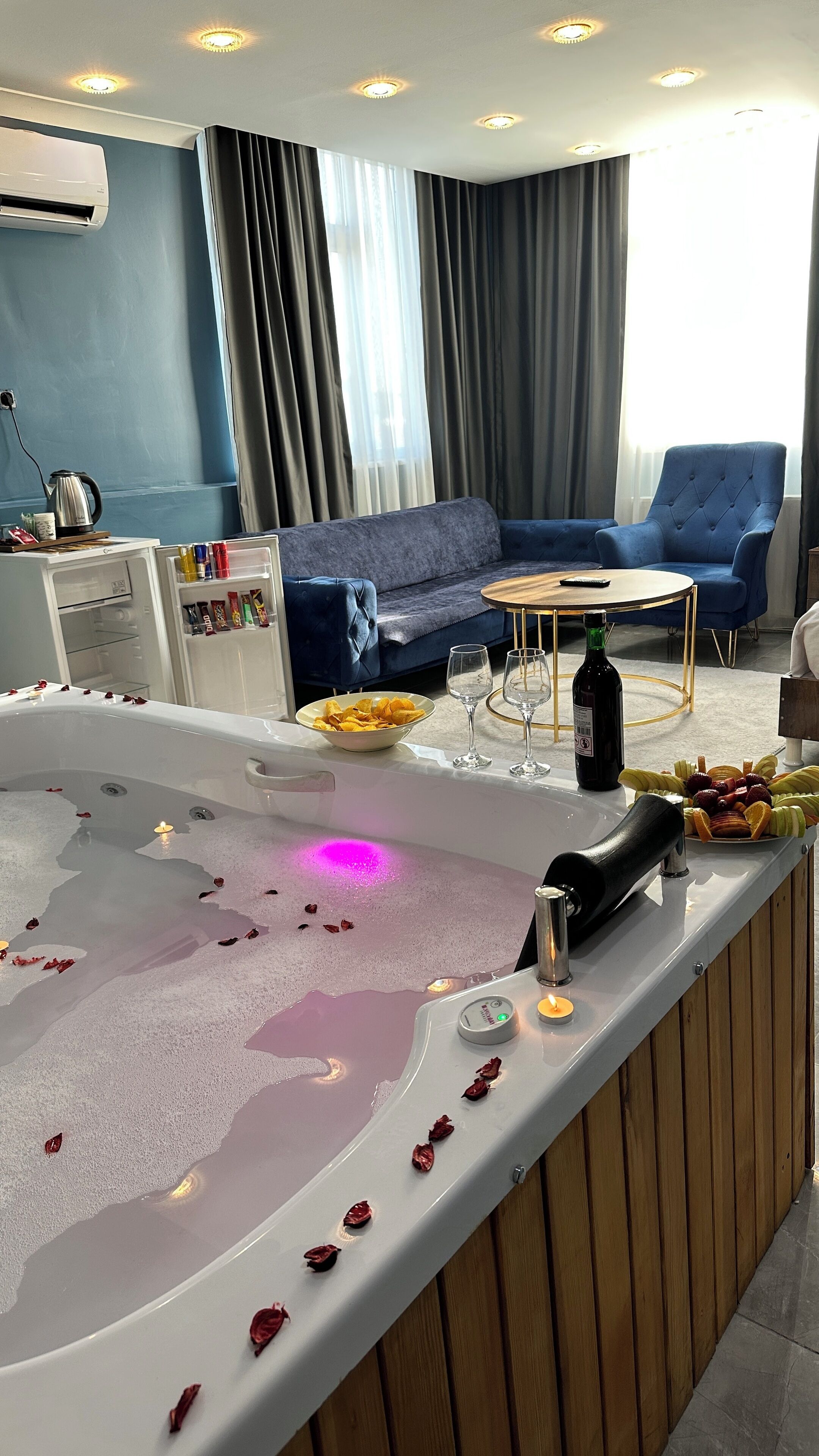 Deluxe dubbelrum - bubbelbad | Sängtillbehör av högsta kvalitet och mörkläggningsgardiner