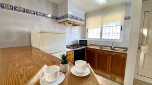 Kühlschrank, Mikrowelle, Ofen, Wasserkocher mit Kaffee-/Teezubehör