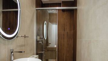 Comfort-rum | Badrum | Gratis toalettartiklar, hårtork, badrock och tofflor