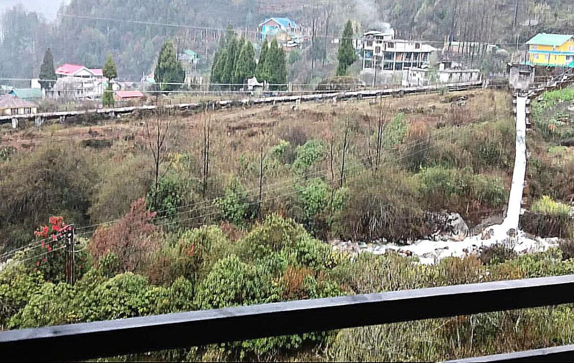 Blick auf eine Brücke mit Gebäuden im Hintergrund.