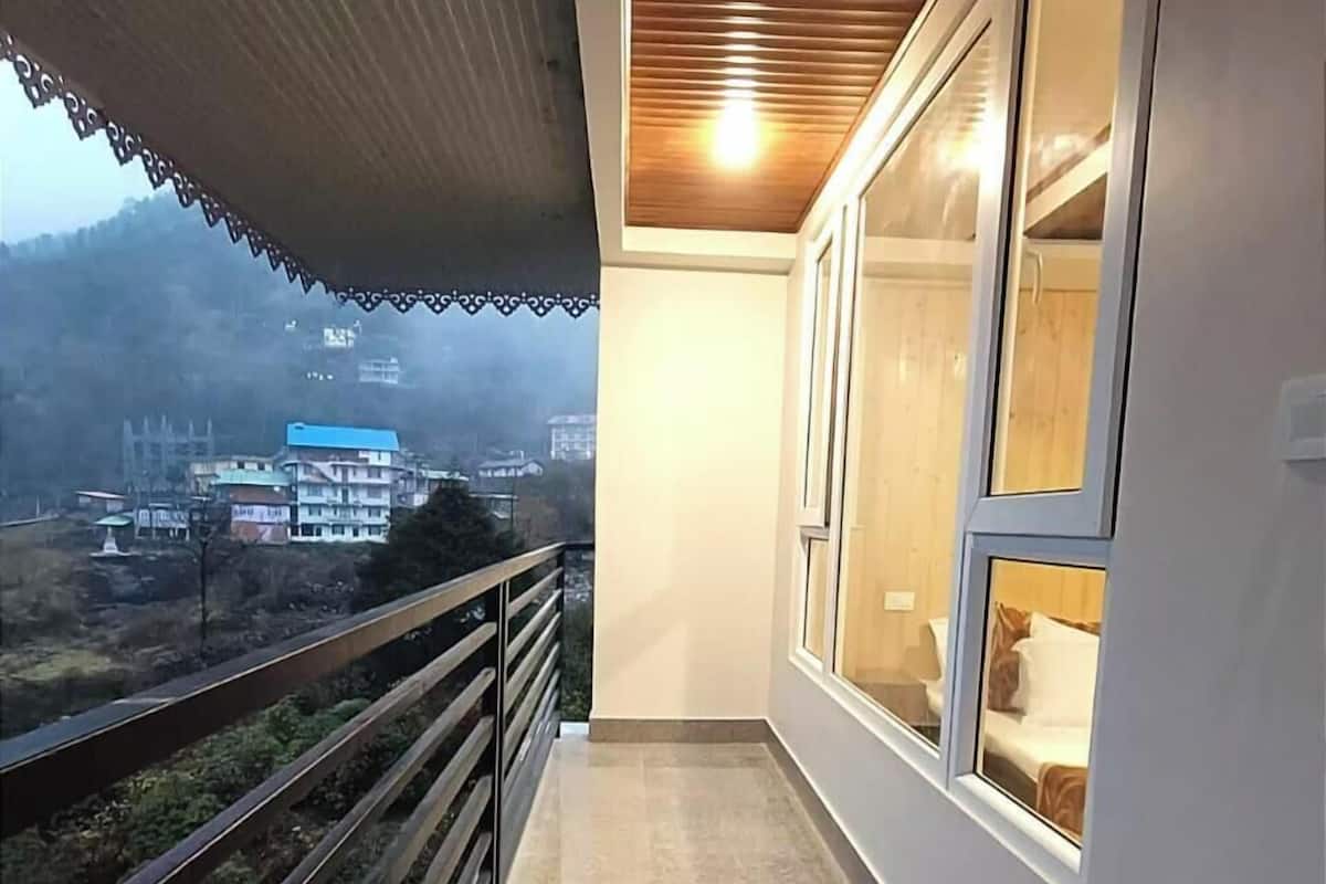 Select Comfort beds, free WiFi, bed sheets