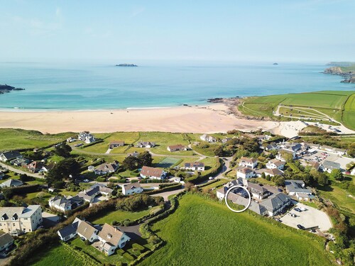 Attractive cottage two minute walk to the beach, dog friendly, parking