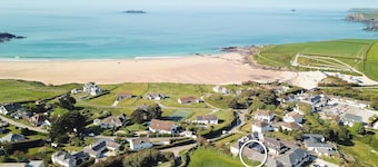 Attractive cottage two minute walk to the beach, dog friendly, parking