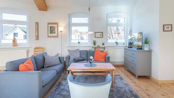 TV, bøker og stereoanlegg