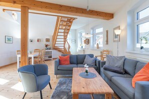 Fernseher, Bücher, Stereoanlage