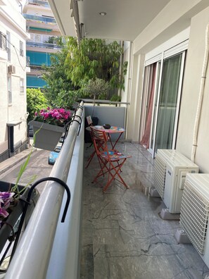 Outdoor dining - Mimoza's Apt. A Bright CENT. Spacious A/C Home (Athina)