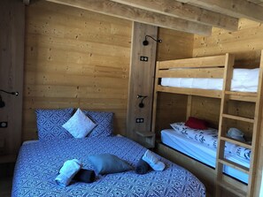 3 bedrooms, desk, iron/ironing board, travel cot