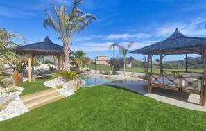 Property grounds - Lovely home in Villespassans (Villespassans)