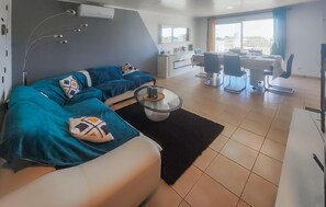 Living area - Lovely home in Villespassans with WiFi (Villespassans)