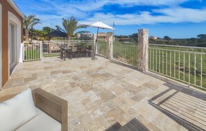 Terrace/patio - Lovely home in Villespassans with WiFi (Villespassans)