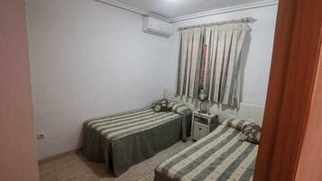 2 slaapkamers, een strijkplank/strijkijzer, beddengoed