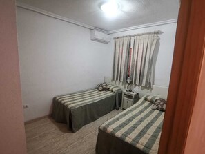 2 soverom, strykejern/-brett og sengetøy