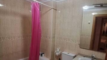 Sèche-cheveux, bidet, serviettes fournies, savon