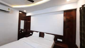 Deluxe Room | 1 bedroom, blackout drapes, iron/ironing board, free WiFi