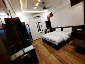 Deluxe-huone | 1 makuuhuone, pimennysverhot, silitysrauta/-lauta, ilmainen Wi-Fi