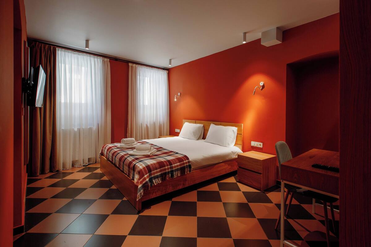 Studio Apartment on the Ground Floor | Blendingsgardiner, lydisolert, strykejern/-brett og wi-fi (inkludert)
