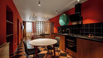 Studio Apartment on the Ground Floor | Ruokailu omassa huoneessa