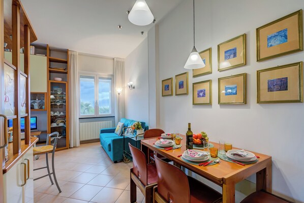 Family Apartment, Multiple Bedrooms, Sea Facing (Gabri By The Sea) | Dining