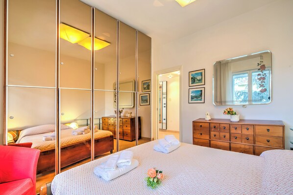 Appartement familial, plusieurs chambres, face à la mer (Gabri By The Sea) | 1 chambre, accès au Wi-Fi (inclus), literie fournie