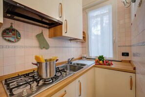 Kühlschrank, Mikrowelle, Herdplatte, Wasserkocher mit Kaffee-/Teezubehör