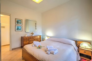 Appartement familial, plusieurs chambres, face à la mer (Gabri By The Sea) | 1 chambre, accès au Wi-Fi (inclus), literie fournie