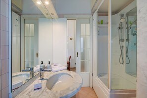 Combined shower/bathtub, hair dryer, bidet, towels - Gabri By The Sea (Diano Marina)