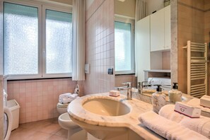 Appartement Familial, plusieurs chambres, vue mer (Gabri By The Sea) | Salle de bain