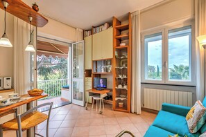 Apartamento familiar, varias habitaciones, mirando al mar (Gabri By The Sea) | Zona de estar | Televisión de pantalla plana de 21 pulgadas con canales por cable