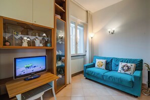 Apartamento familiar, varias habitaciones, mirando al mar (Gabri By The Sea) | Zona de estar | Televisión de pantalla plana de 21 pulgadas con canales por cable