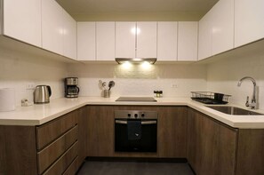 Fridge, microwave, oven, stovetop - w* | Breathtaking 2BR with Balcony in Miraflores (Miraflores)