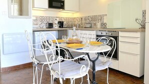 Fridge, microwave, oven, stovetop - Cozy Studio with Garden, Pool Access, and Parking in Bormes-les-Mimosas (Bormes-les-Mimosas)