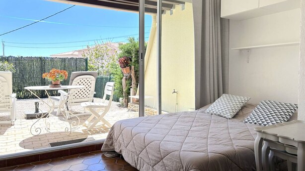 Room - Cozy Studio with Garden, Pool Access, and Parking in Bormes-les-Mimosas (Bormes-les-Mimosas)