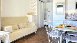 TV - Cozy Studio with Garden, Pool Access, and Parking in Bormes-les-Mimosas (Bormes-les-Mimosas)