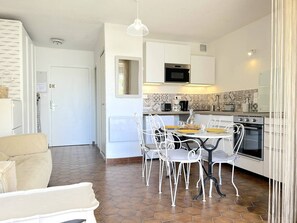 Réfrigérateur, four à micro-ondes, un four, surface de cuisson