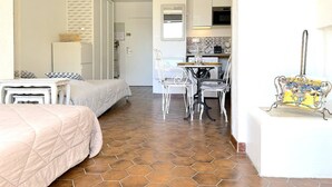 Room - Cozy Studio with Garden, Pool Access, and Parking in Bormes-les-Mimosas (Bormes-les-Mimosas)