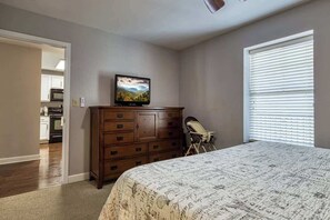 2 dormitorios, tabla de planchar con plancha, cuna de viaje