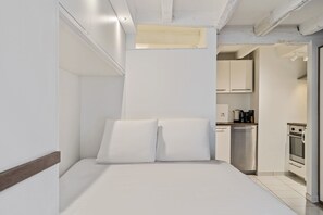 Escritorio, tabla de planchar con plancha, wifi y ropa de cama 