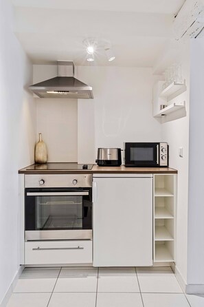 Refrigerador, microondas, horno, placa de cocina