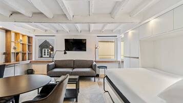 Skrivebord, strykejern/-brett, wi-fi og sengetøy