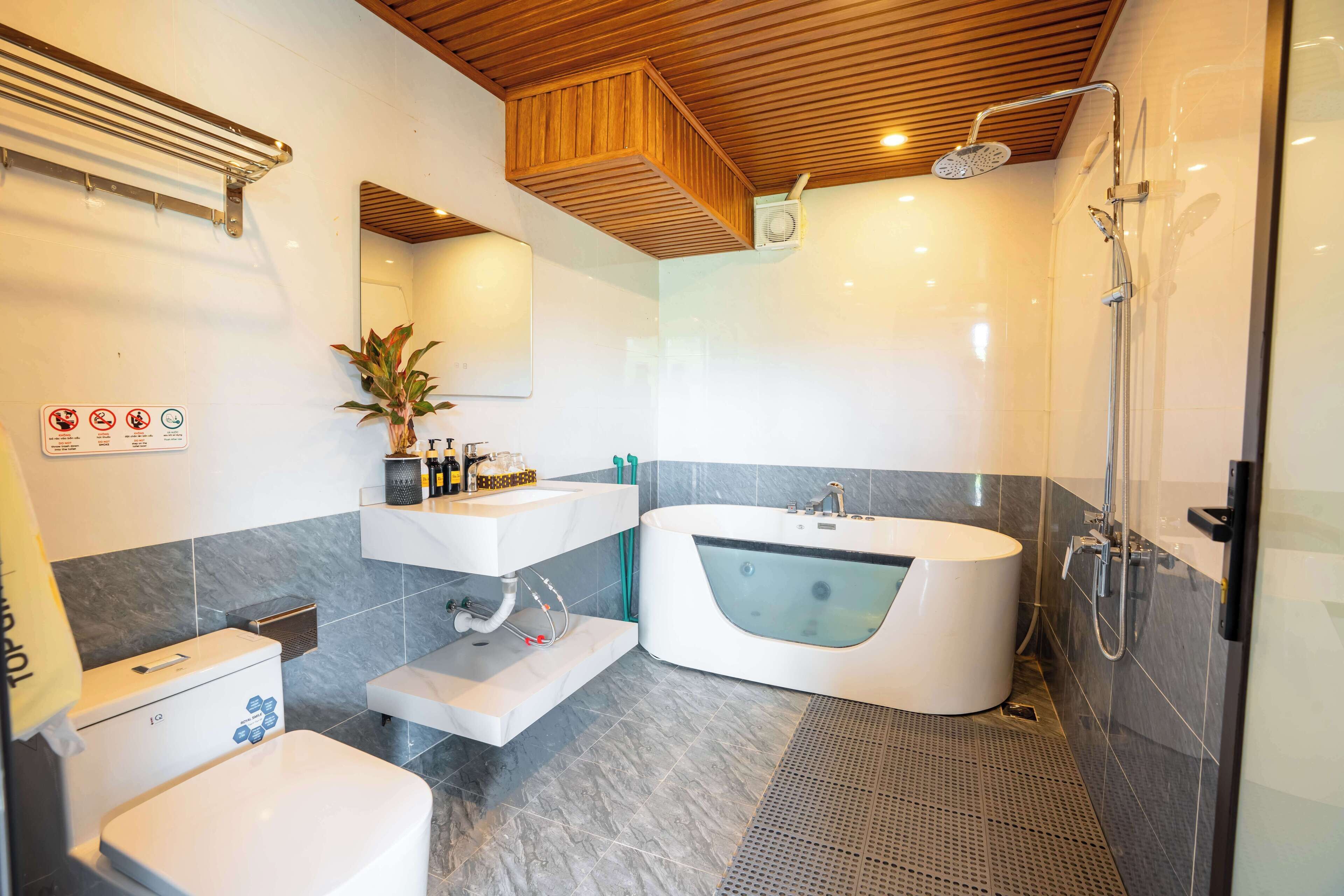 Un baño moderno con ducha, bañera y retrete.