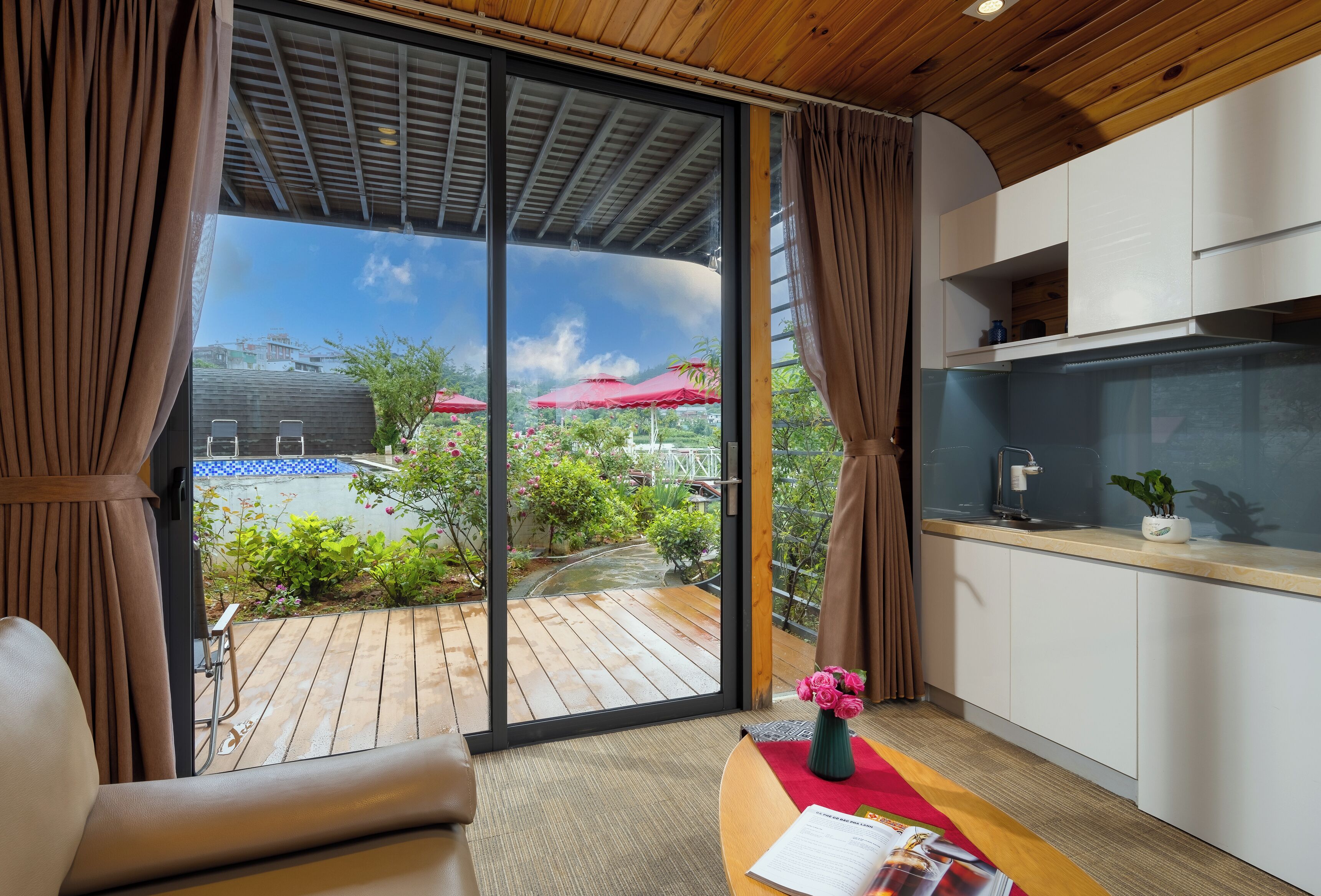 Deluxe-Bungalow, Bergblick | Essbereich im Zimmer