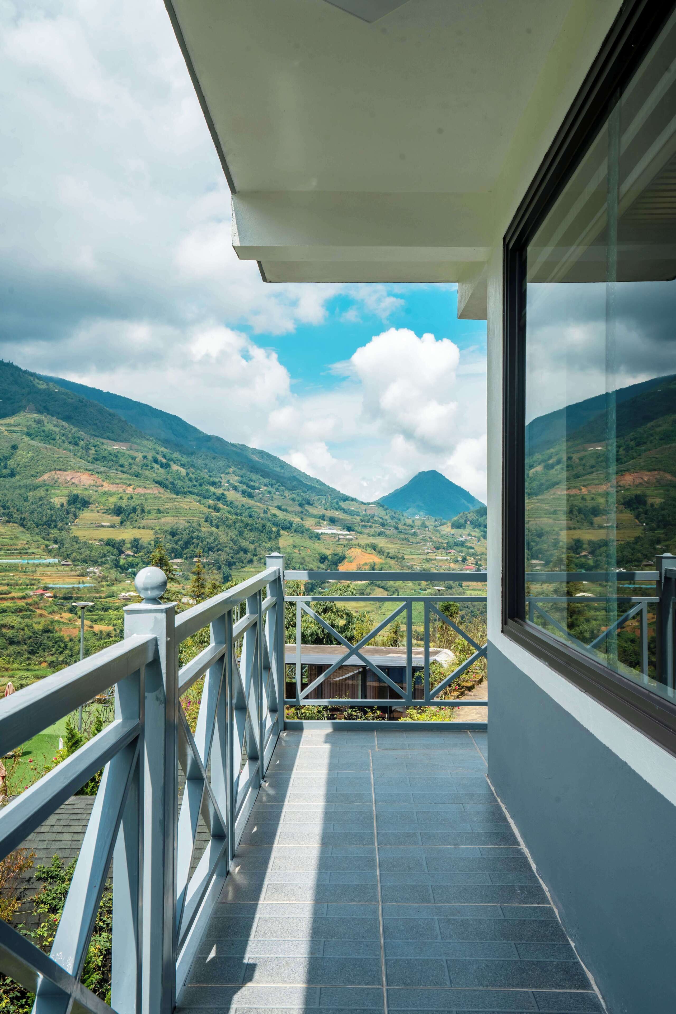 Ein Balkon mit Blick auf eine Berglandschaft.
